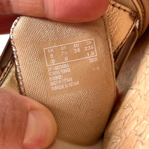 Clarks Cloudstoppers Gold Shimmer Leather Buckle Step June Shell Slide Sandals - Picture 9 of 10